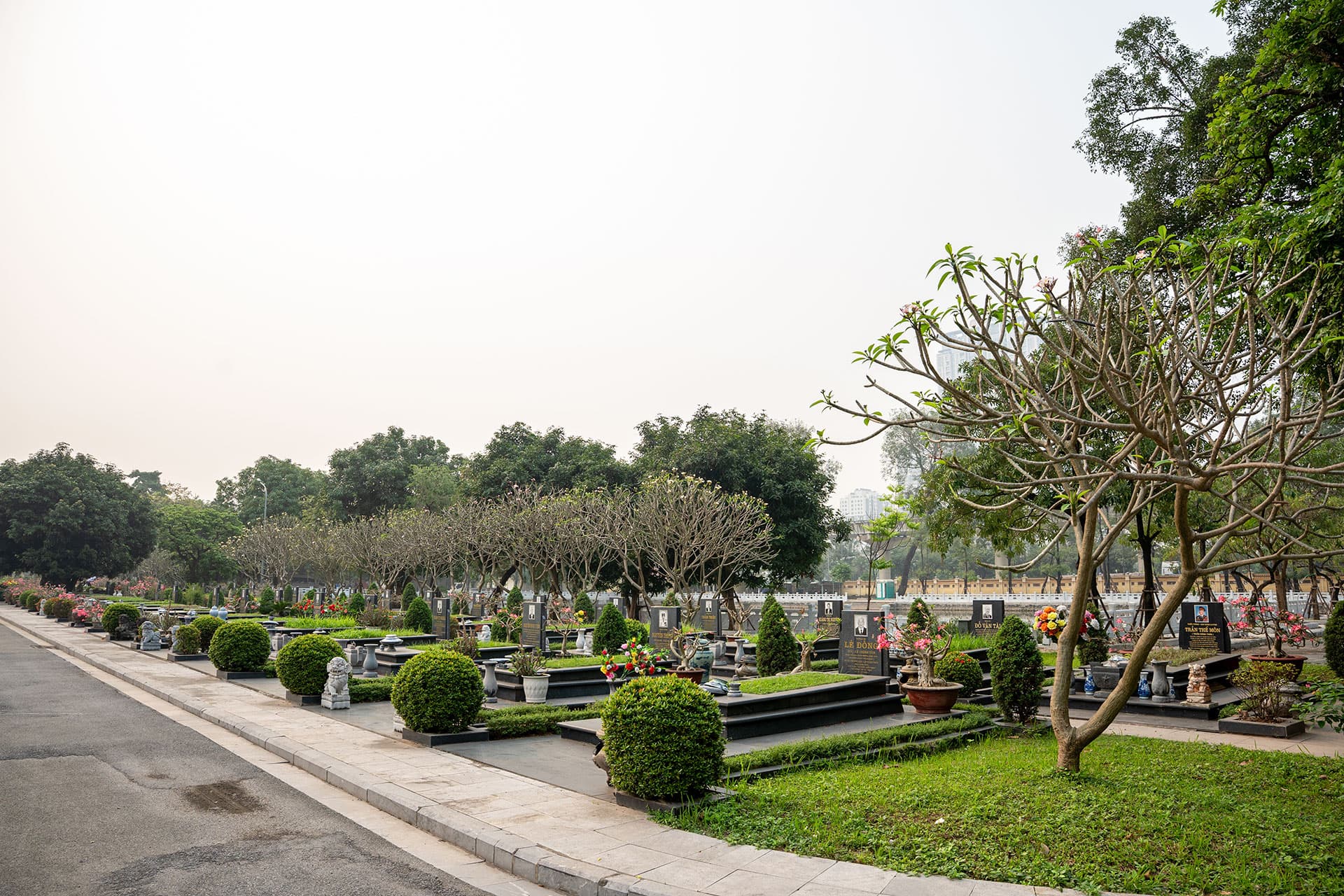MAI TÁNG THI HÀI CÁN BỘ TRUNG, CAO CẤP, NGƯỜI CÓ CÔNG