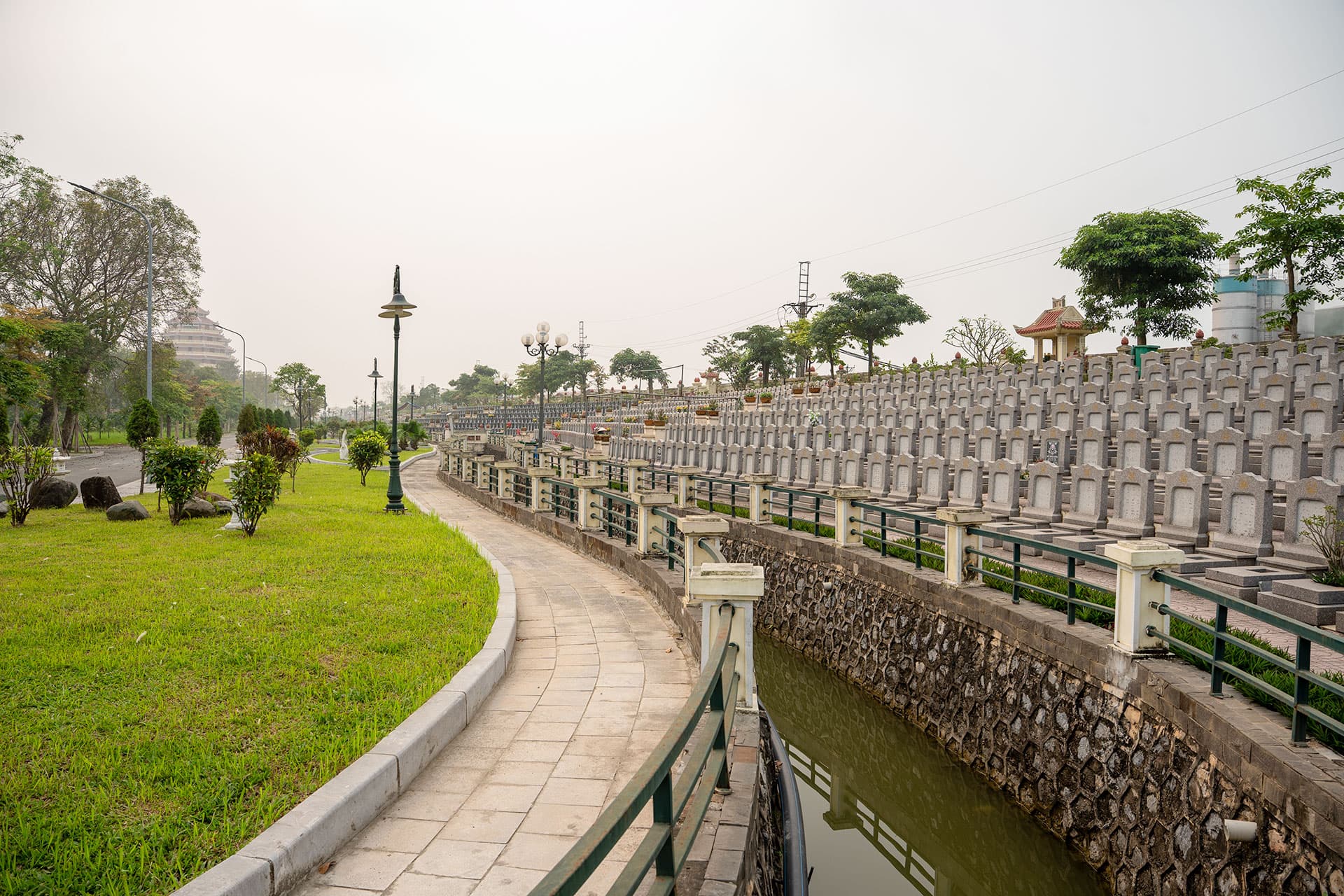LƯU TRO VÀ TIỂU CỐT DƯỚI MẶT ĐẤT